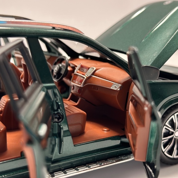 1:24 Mercedes-Benz GLS63 AMG DIECAST with led headlight and taillight Green - Picture 7 of 9